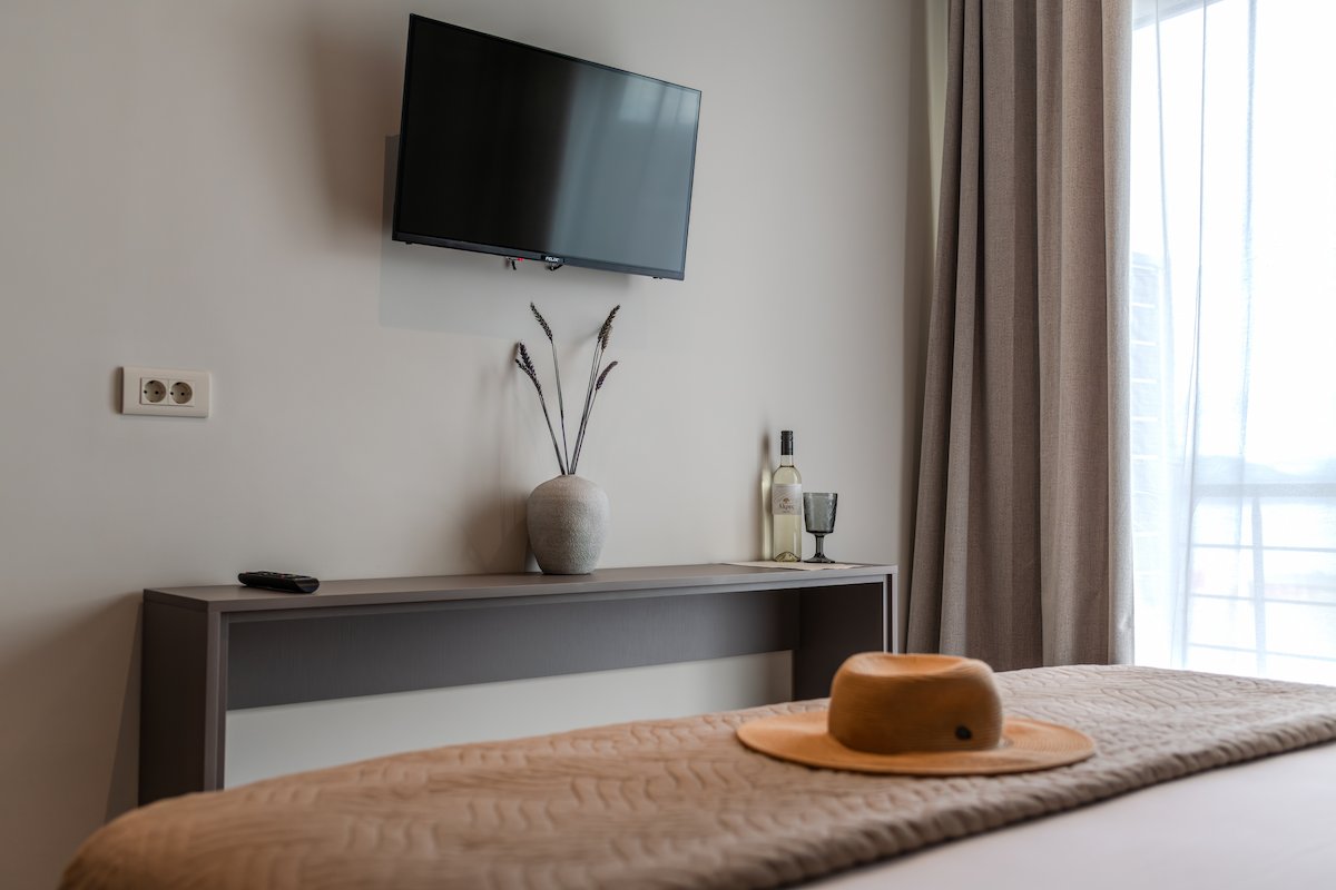 Room 2 - Noma Suites Tolo